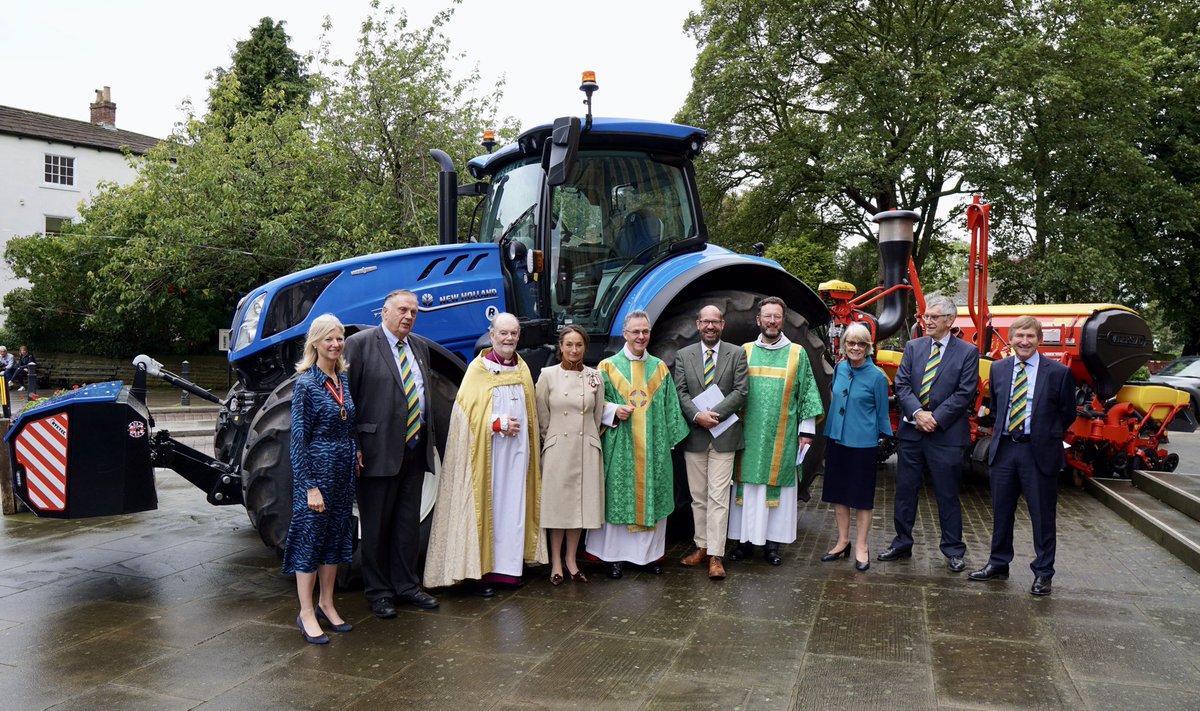 Delighted be joined by the @YorksAgSoc 
for a Harvest Thanksgiving Service, attended by the Lord-Lieutenant of North Yorkshire, Mrs Jo Ropner, representing His Majesty The King & civic dignitaries @LL_North_Yorks @joropner1 @RiponDean @RiponFarmServ @YoungFarmers @LeedsCofE