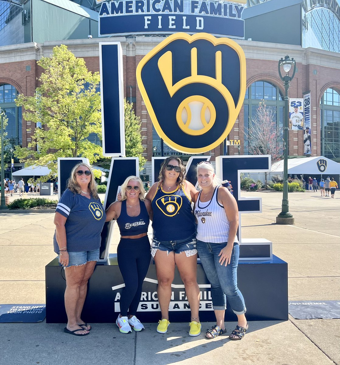 andi_rainey's tweet photo. #ThisIsMyCrew Go Brewers 💛💙⚾️ https://t.co/CbFU9j9a2Z