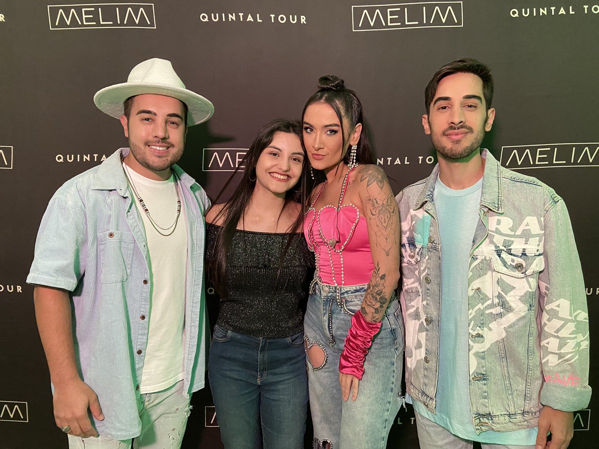 _AnaJulias2_'s tweet photo. Encontro especial de sexta! Amo tanto vocês! Obrigada por tudo sempre ❤️ torcendo para que em breve possamos estar juntos novamente porque a saudade já tá batendo aqui @MelimOficial https://t.co/X4m2Hd2veO