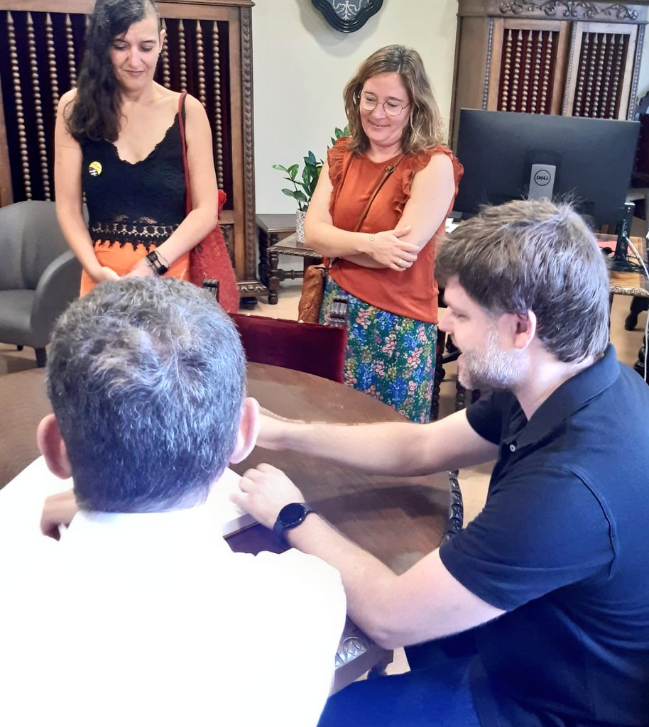 jparegall's tweet photo. Agrair a @fmarcalvaro i als companys i companyes d'@Esquerra_ERC de #Centelles la trobada que hem mantingut avui
El periodista i polític ha firmat el llibre d'honor de l'@aj_centelles on ha manifestat interès per visitar la #FestaDelPi i hem comentat l'actualitat local i estatal https://t.co/PGyyKSTcMH