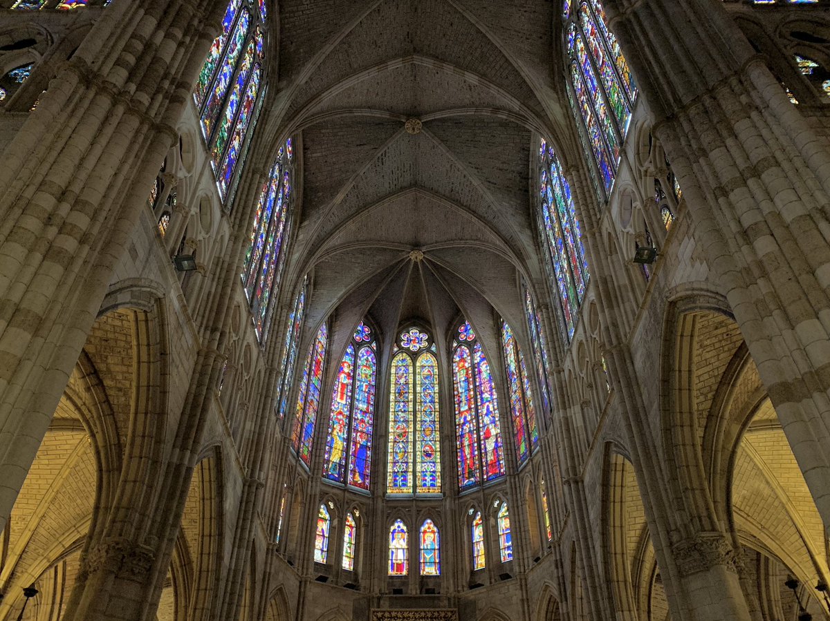 playmotraveller's tweet photo. No quisiera ser yo pesado con la Catedral de León por esta red social pero dejo por aquí estas fotitos nuevamente y que X (formerly Twitter) haga su magia para que se proclame ganadora de este partido amistoso y, a la vez, se zanje este eterno debate.

@cazurreo @turismoleon #LeónEsp