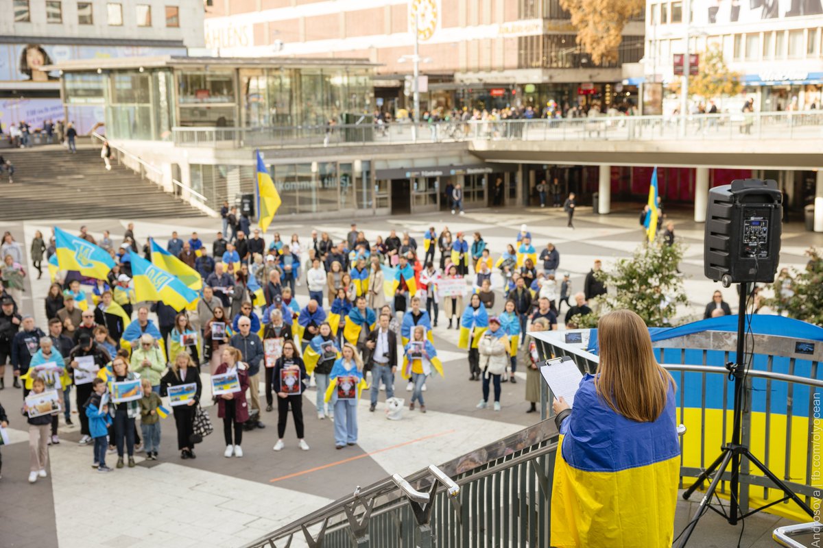 nordicukraine's tweet photo. Idag är 585:e dag av rysslands fullskaliga krig mot Ukraina.  

Idag firar Ukraina Försvararnas dag. Vi har samlats för att fira och tacka de modiga försvararna av Ukrainas &amp; Europas frihet, samt hedra alla stupade hjältar med en tyst minut.
 
#DefendingUkraine #StandWithUkraine https://t.co/edQB506y5G