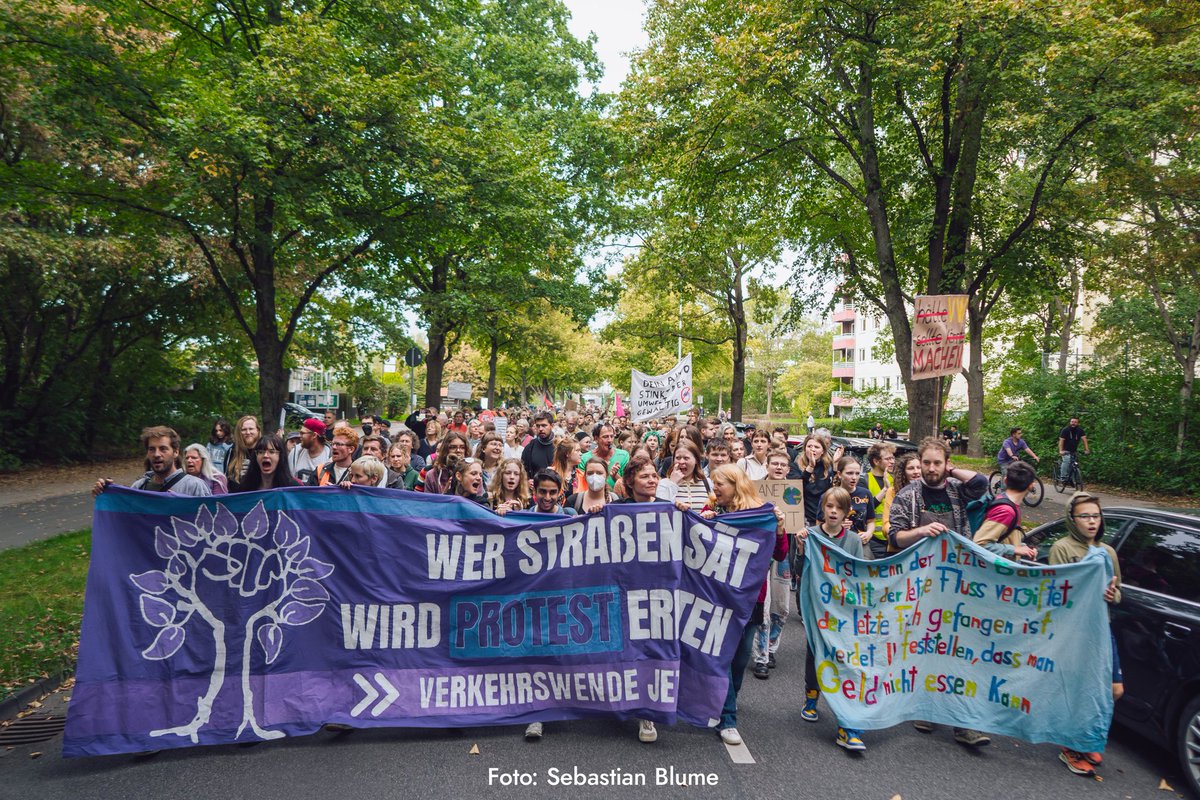 Unglaublich! Heute waren wir in Hannover mit über 6000 Menschen auf der Straße, um für eine sozialgerechte Verkehrswende &amp; gegen den Ausbau des Südschnellwegs durch die #Leinemasch zu demonstrieren! DANKE an Provinz, <a href="/Ende__Gelaende/">Ende Gelände</a> &amp; viele weitere, die das möglich gemacht haben!