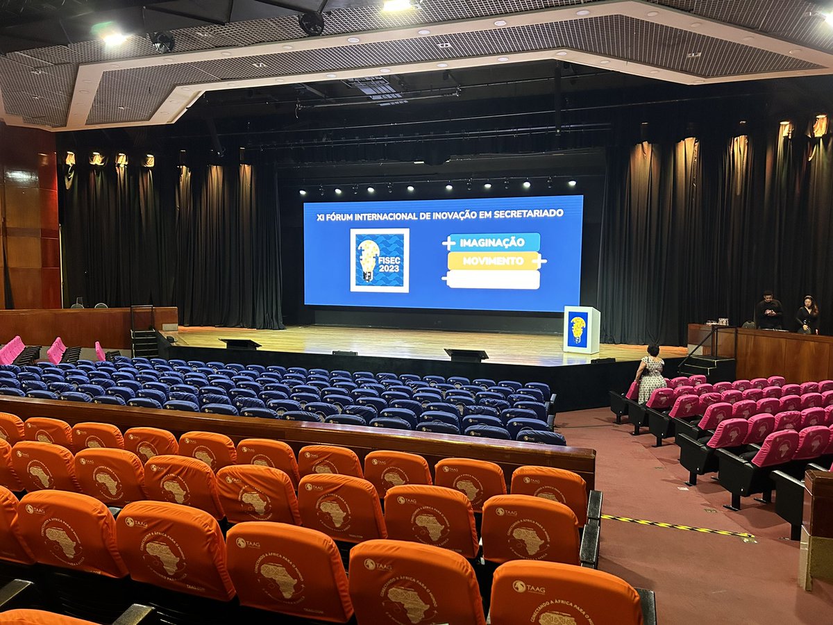 lucybrazier's tweet photo. All set up and ready to go! And what a treat to have my makeup done for me. Thank you @PepitaSoler for inviting me back to keynote at your extraordinary conference. #fisec https://t.co/LINSnVJsnQ