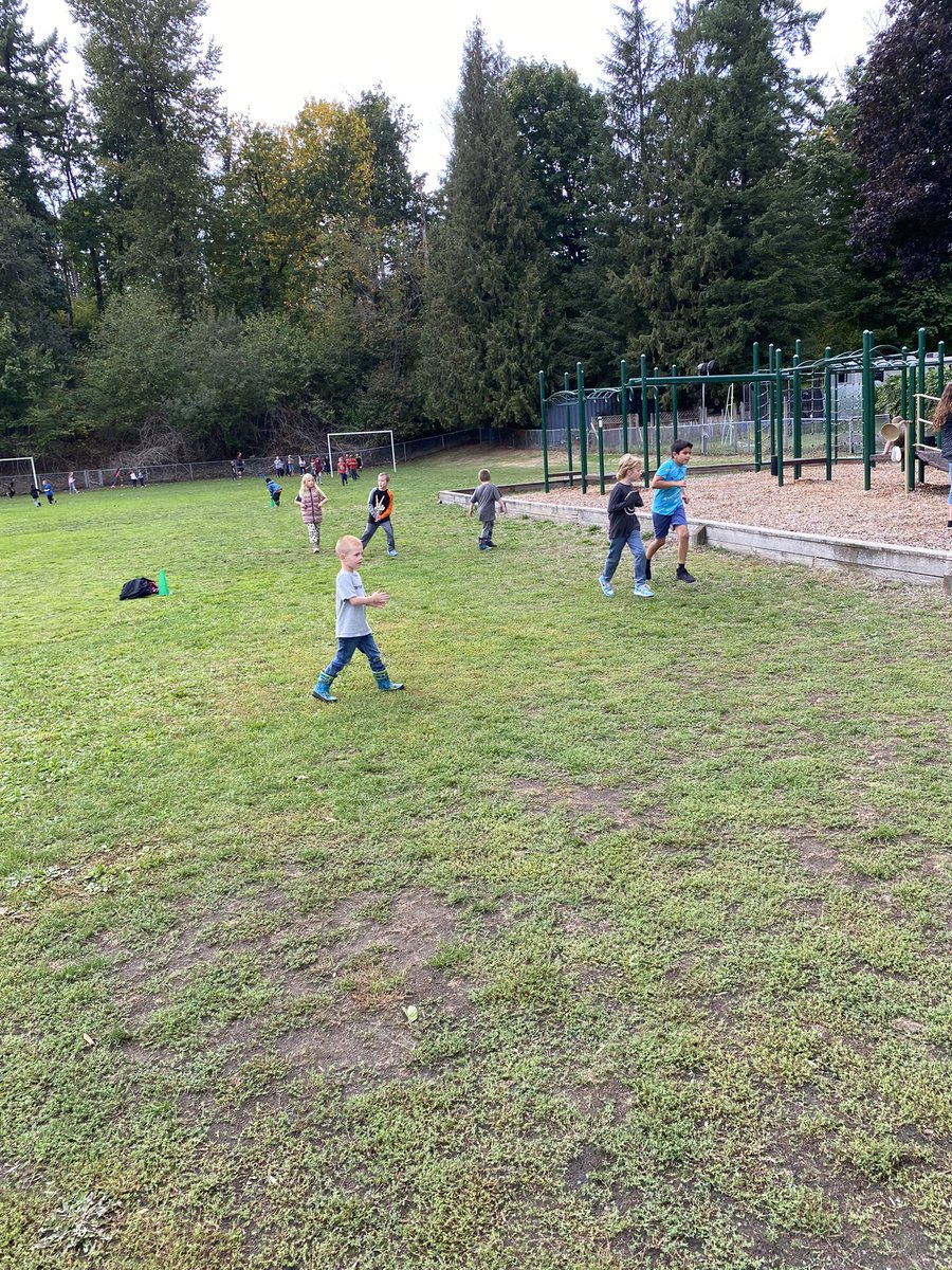 ross_elementary's tweet photo. Terry Fox run was a success at Ross Elementary.  Thanks to our community for supporting cancer research. @abbyschools34 https://t.co/MhS6qZ8i9c