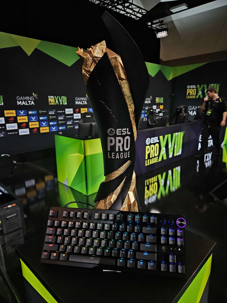 deckstor tweet picture