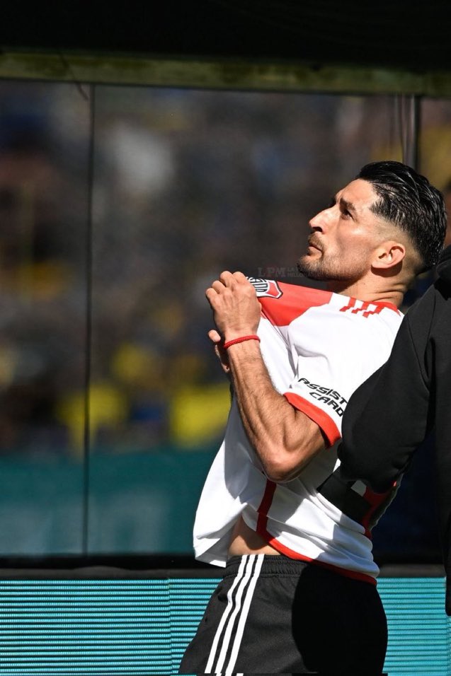 Lamelagol's tweet photo. Y acá hay varios pendejos irrespetuosos que dudaron de los huevos de este tipo. Podes jugar bien o mal, pero la camiseta se representa, contra boca es así, jugadores guapos y con mística.

Ah, y Milton podrá o no ser ídolo, pero el respeto es eterno. https://t.co/lohNWjbXT9