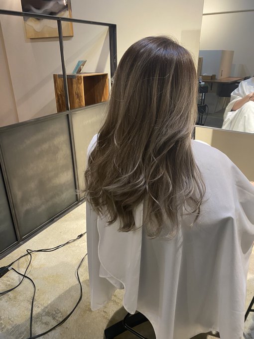 ブリーチで痛みまくってたので久しぶりのセミロング✂️ これからまた腰くらいまで伸ばすのだ✨ https://t.co/G50tP31HHK