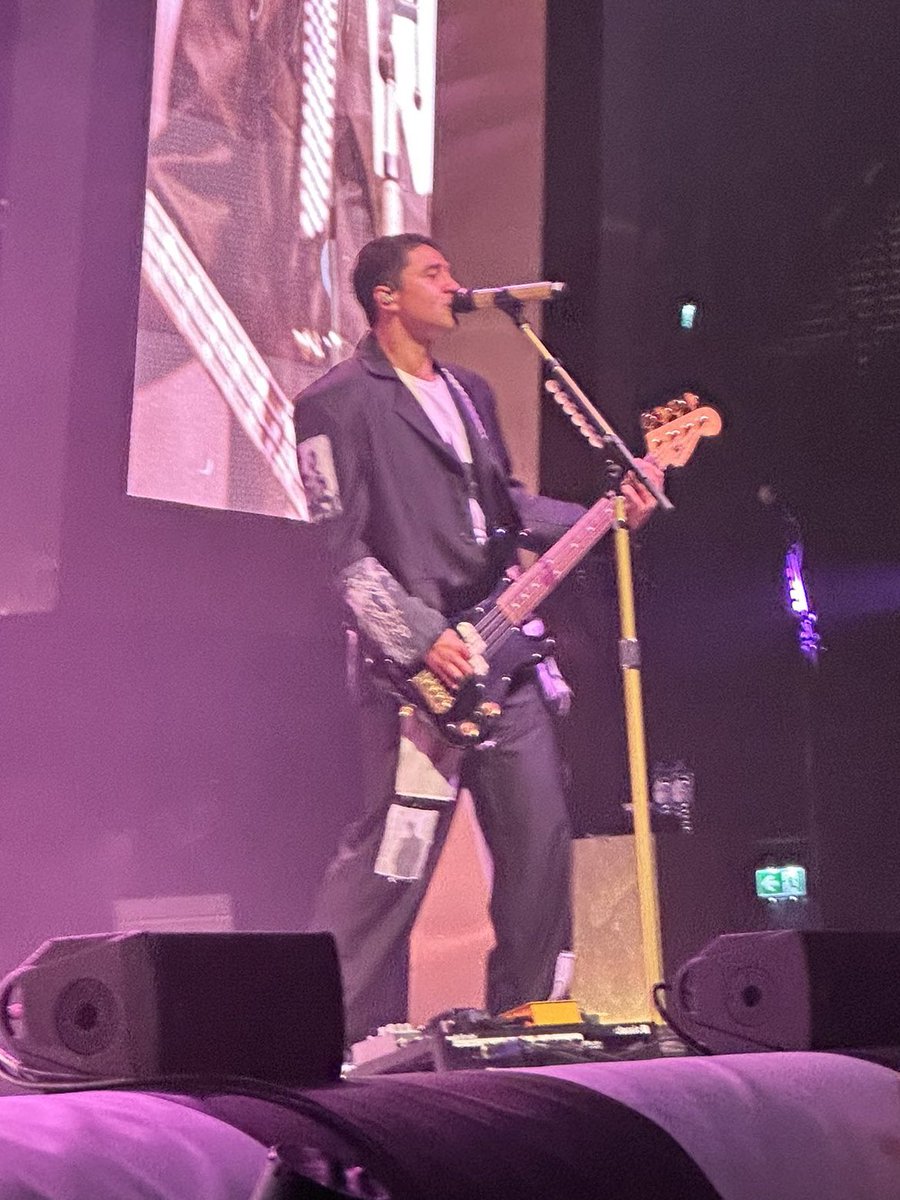 5SOST0URUPDATES's tweet photo. First look at Calum in a suit (still with a star shirt though) tonight via AFI_TEARS! #The5SOSShowAmsterdam https://t.co/gkLJ0yAHaV
