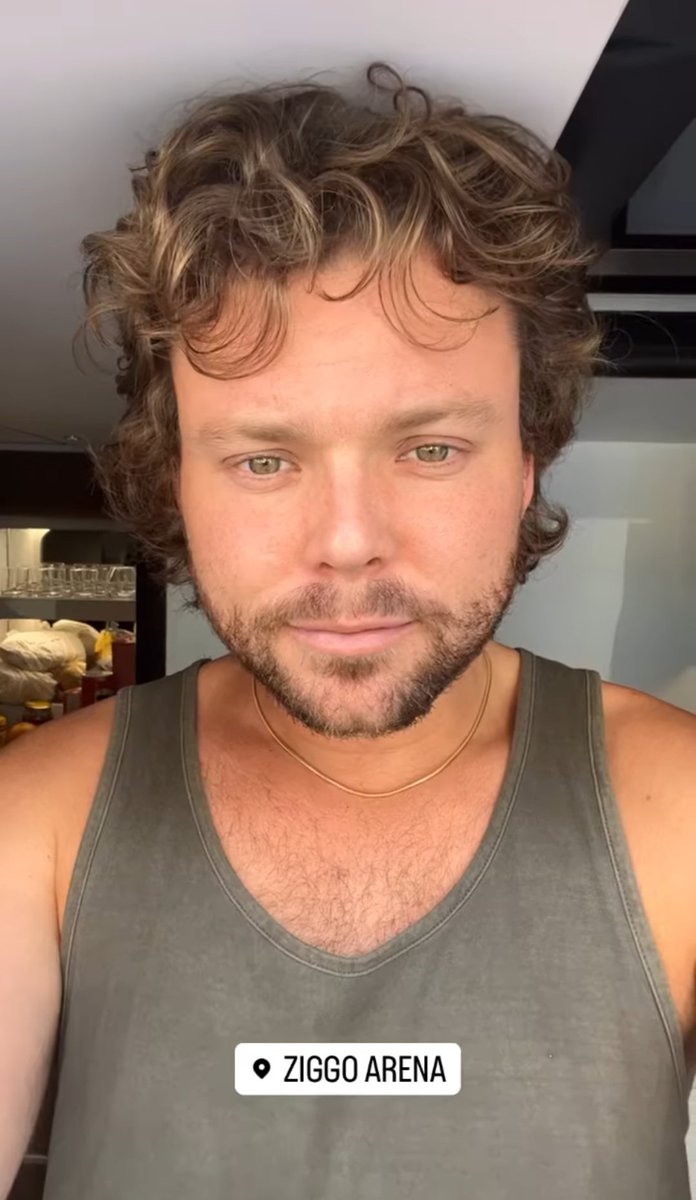 his hair is so fluffy !!!!