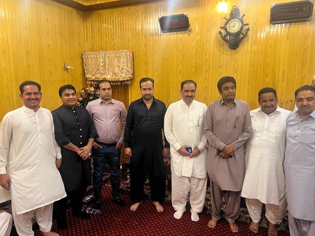 NadeemKaira1's tweet photo. پھٹان کمیونٹی کے سربراہ ظہیر خان کائرہ نے اپنی رہائشگاہ پر رئیس ناروے شیخ طارق محمود کےاعزاز میں پرتکلف عشائیے کااہتمام

دوستوں کے ہمراہ عشائیہ میں شرکت حلقے کی سیاسی و سماجی صورتحال پرگفتگو ہوئی اور الیکشن میں بھرپور ساتھ دینے کا یقین دلایا۔
#PP33 @BBhuttoZardari @QamarKairaPPP https://t.co/g439fFfIjV