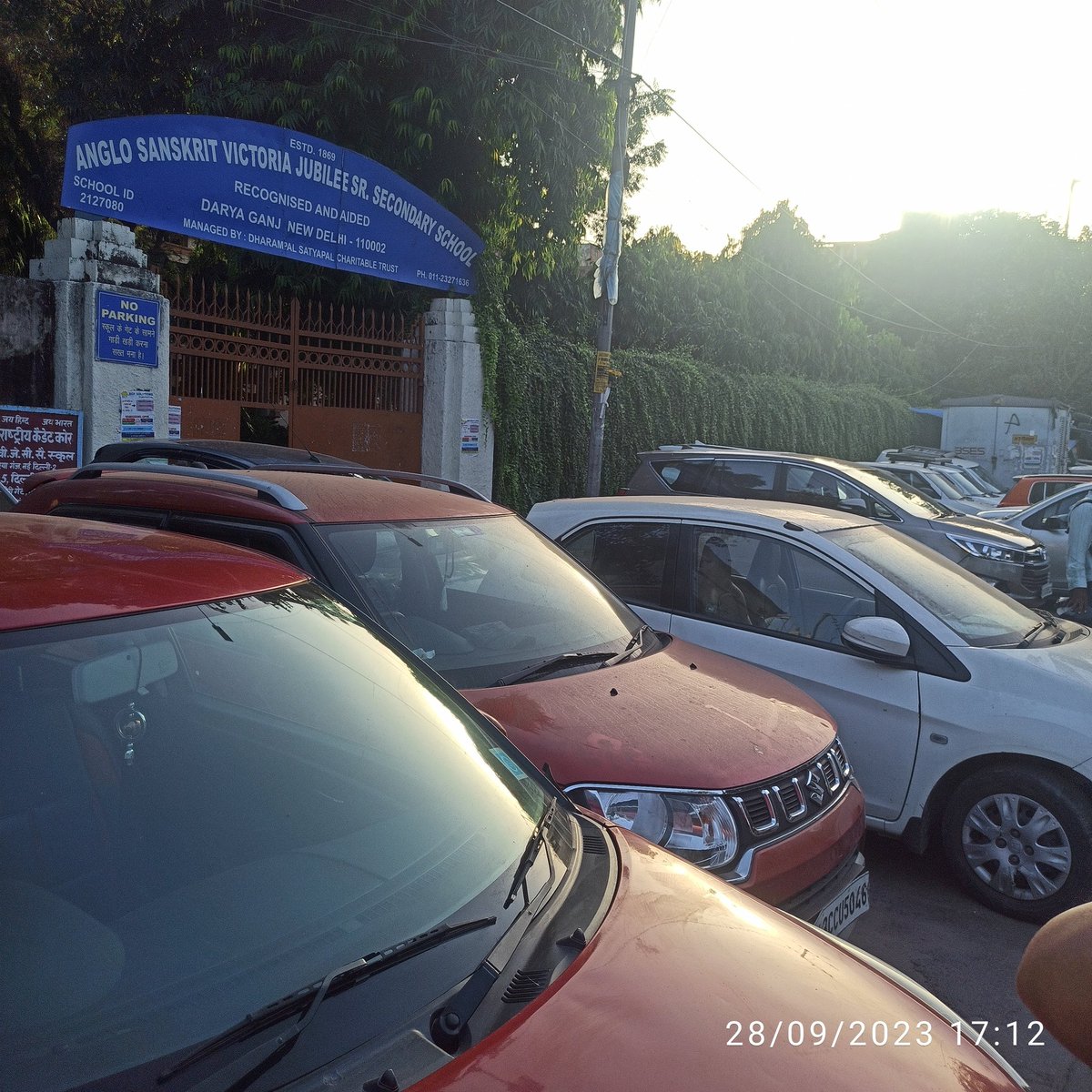 ktc_residents's tweet photo. @SarikaSamar @AamAadmiParty @ArvindKejriwal @ipathak25 @OberoiShelly @AAPDelhi @AapKaGopalRai @AdilKhanAAP @AtishiAAP @Jasmine441 @MCD_Delhi @SanjayAzadSln @pankajgupta @RaajKumarAnand1 @Daryaganjresid1 यह दृश्य एंग्लो संस्कृत स्कूल #दरियागंज का है जहां डबल ट्रिपल पार्किंग होती है। फुटपाथ पर गाडियां चढ़ी रहती हैं। फुटपाथ को बिल्कुल खत्म कर दिया गया है। किरप्या ध्यान दें @ArvindKejriwal @OberoiShelly @MCD_Delhi @DMCentralDelhi @GyaneshBharti1 https://t.co/bdBO2g2MwC