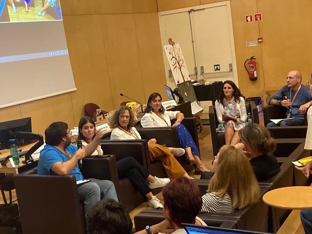 meritxellpp's tweet photo. Fantástica conversación con amigos de la @Faculdade de Psicologia e de Ciências da Educação da Universidade do Porto, y con @DanielRosso, sobre terapia narrativa infantojuvenil. I Congreso ibérico de Terapia Narrativa y IX Encuentro AETEN. Mil gracias a @FPCEE y a  @AETEN https://t.co/PPX82HUmdy
