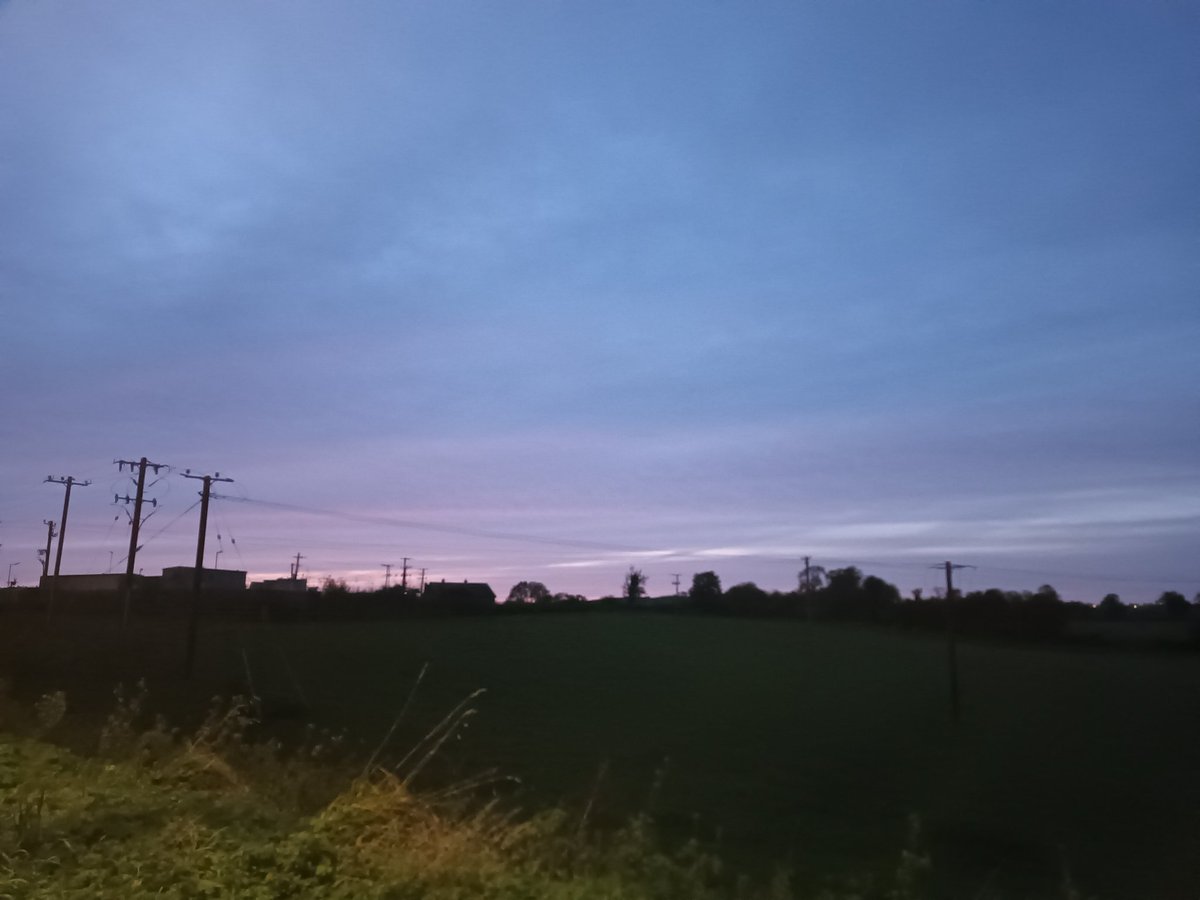 WildersLiz's tweet photo. #Day273 #Day1002
#100daysofwalking #200daysofwalking #300daysofwalking #1000daysofwalking
 #round3crew @NTBreakfast #MentalHealthAwareness #Kildare 
Back to a chilly evening walk after a lovely sunny day gardening https://t.co/orITIZbAXN