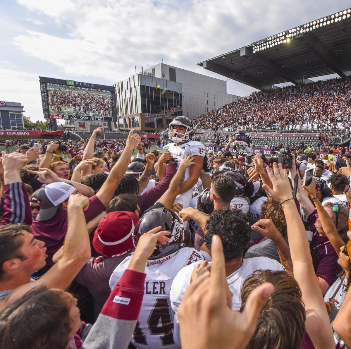 uOttawa's tweet photo. Cinq victoires consécutives au #MatchPanda! Nos champions @Geegeesfootball ont encore une fois réussi à faire en sorte que #Pedro reste là où il doit être! Félicitations à @GeegeesFootball - la fierté de la communauté de #uOttawa! https://t.co/MemYkW2A4a