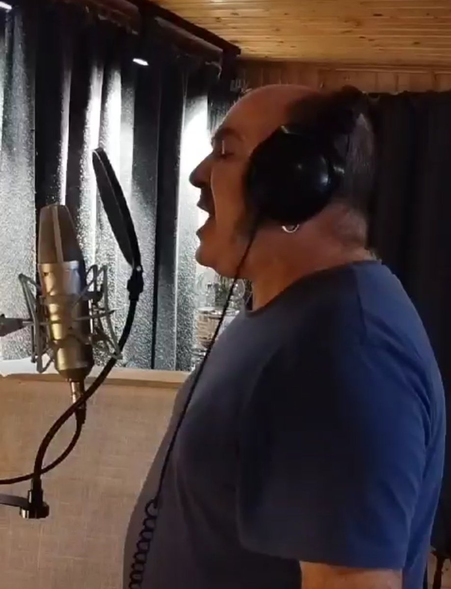 osbarbansonicos's tweet photo. Rematado de gravar as voces, cores e arranxos de guitarra do noso novo disco en Bungalow Studios💥 Agora agardar á maxia do Chuco para o resultado final 😜Neste mes sairá este noso novo álbum. Ferro e ruína🔥🔥🔥
#GaraxePunk #RockenGalego #NovoDisco #BungalowStudios https://t.co/FXTckhsRDu