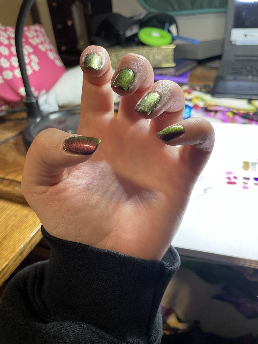 Laylabelle97's tweet photo. Autumnal mani with @holotaco Cats’ Evasion and a gold polish #autumn #fall #october #holotaco #nails #nailsrt https://t.co/2Nr2BWNwRP