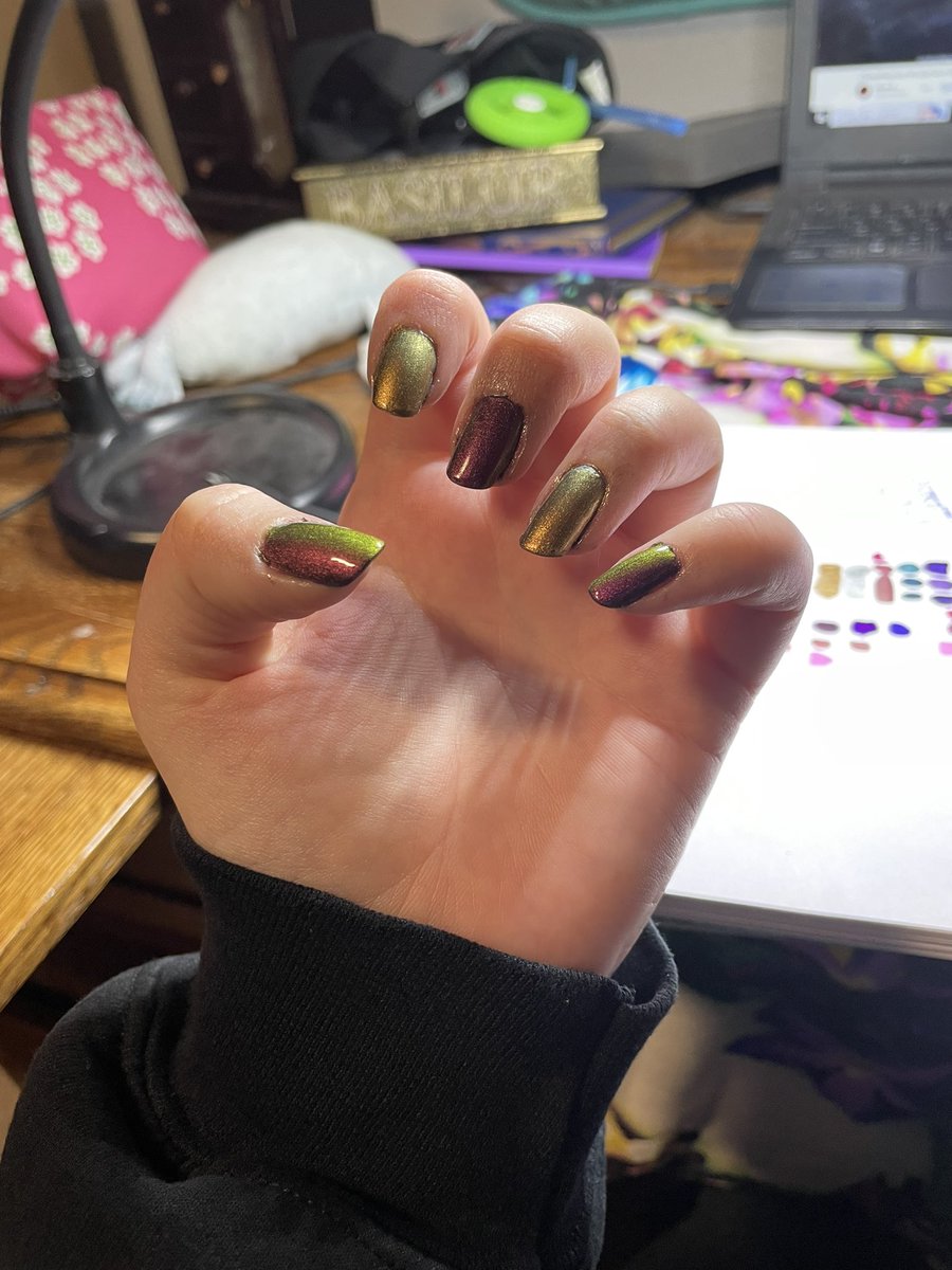 Laylabelle97's tweet photo. Autumnal mani with @holotaco Cats’ Evasion and a gold polish #autumn #fall #october #holotaco #nails #nailsrt https://t.co/2Nr2BWNwRP