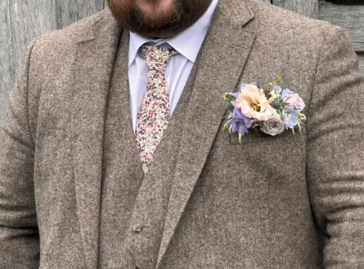 A pocketiere, a pocket boutonnière.

This is a small arrangement of flowers that sits out from the external pocket of jacket.

Got to say, I love these, and think they look so effective, and the numerous ideas and how creative they can be 💕.
#worcesterflorist #WorcestershireHour