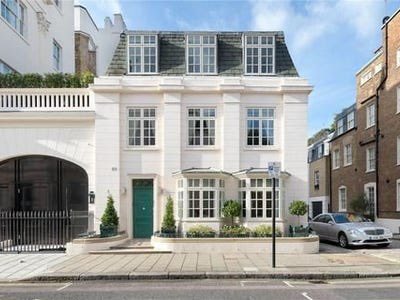 The choice is not “City vs Country.” 

Ever been to Europe? 

Every aristocrat went to the city for commerce and culture, with a large townhome. 

They returned to their estates in the countryside, often several days’ travel away, for the summer and fall.