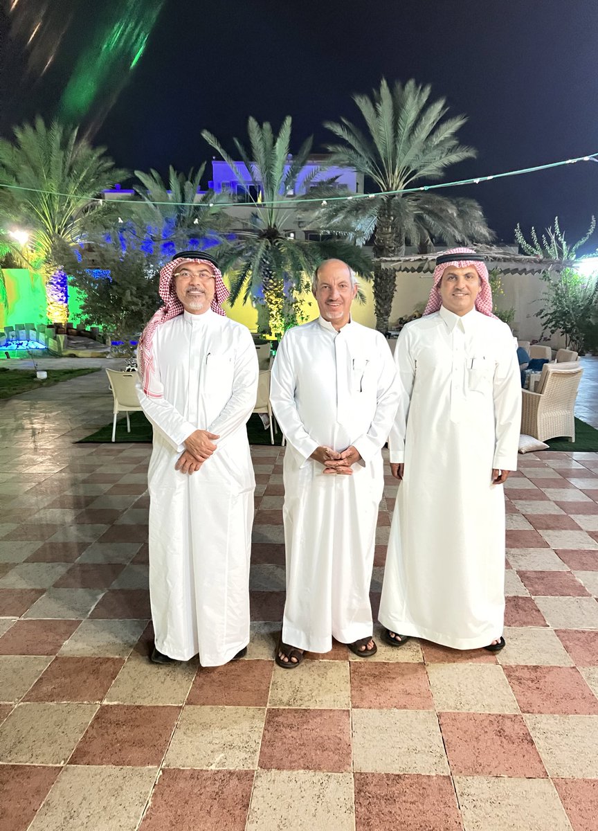 KHUSHAIL's tweet photo. تشرفت مساء اليوم في منزلي بزيارة كريمة من د. عادل طاش رئيس المركز الوطني للقلب بالمملكة و د. عبدالله عامر ال خشيل المدير الطبي بمركز الامير سلطان للقلب.
في زيارة رسمية لمستشفى الملك عبدالله ببيشة ودراسة تحويل وحدة القلب الى مركز قلب متطور يخدم محافظة بيشة وماجاورها.
صادق الدعوات من اهالي بيشة ان يكلل الله جهود أبطال وزارة الصحة بالنجاح، و ان يحفظ لنا حكومتنا الرشيدة لما توليه من اهتمام ورعاية للمواطنين والمقيمين في ارجاء الوطن. 
@SaudiMOH 
@FahadAlJalajel 
@drmohka 
@AdelTash 
@abuamer79