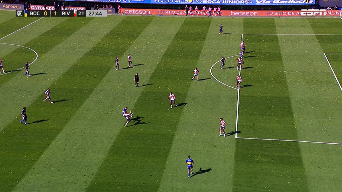 El VAR  movió un cuadro para adelantar a Cavani 
De manual
El odio que deben tener que no existía en el 2011