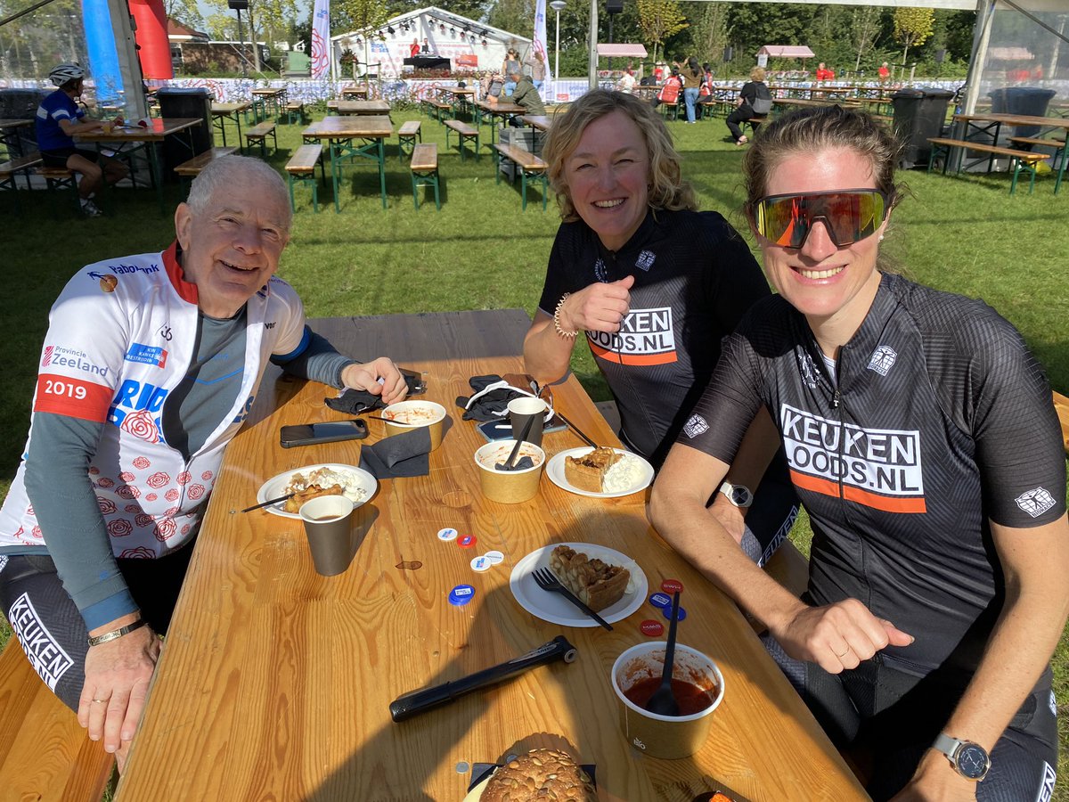 Vera_Koedooder's tweet photo. 20(!) jaar na ‘t W.K Wegwielrennen in Canada reden #ChantalBeltman en ik vandaag weer samen. 🚴🏽‍♀️😎

Samen met krijger @fbarend waren we met @Sterrenfietsen present bij @RFTRnl. 🌹 Organisatie, route en ‘t weer was top! ☀️👌🏼 Onderweg kaarsje opgestoken. 🕯️ #genoten #ridefortheroses https://t.co/a2ox7nsYAK