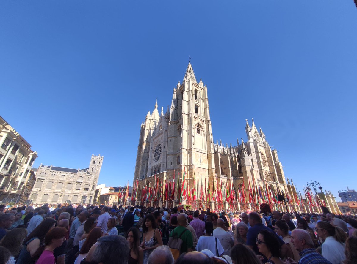 DDValderrueda's tweet photo. TRADICIONES: Así disfrutó León con más de 350 pendones de más de 200 pueblos en este espectacular domingo soleado dentro de las Fiestas de San Froilán 2023.

#leonesp #sanfroilan #leon #pendones #fiestas #tradiciones https://t.co/HQb93ZIkPo
