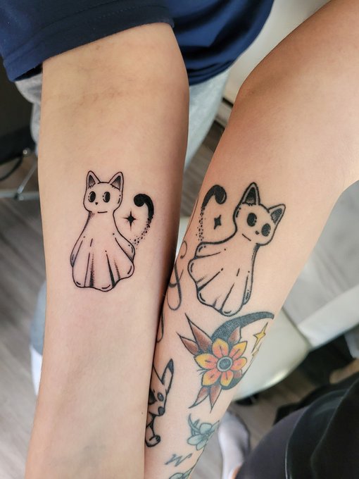 _EllieNuck_'s tweet photo. Mom (r) Daughter(L)
Do we look like twins ? 
#BooKitty #MomDaughterTats #InLove ❤️❤️ https://t.co/zYKq0lflHD