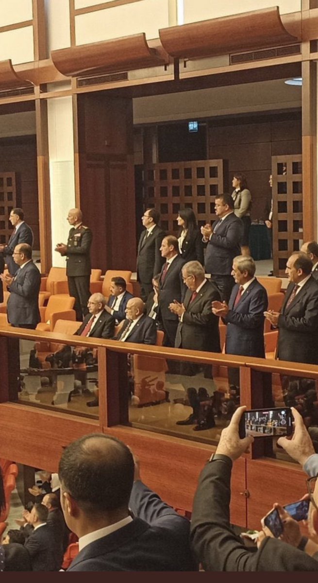 Ülkede sabah bir terör saldırısı olmuş…
Parlamentonun açılış günü.

Devletin başı milletin Meclisine geliyor …
Ve böyle bir günde ülkeye, dünyaya verdiğimiz resim..

Cumhurbaşkanı geldiğinde ayağa kalkmayan iki siyasetçi. 

Yaş ortalamaları 77,5+
Topluma, gençlere böyle örnek