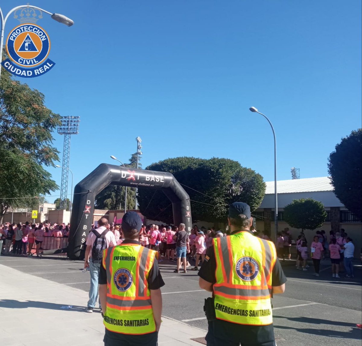 PCivil_CReal's tweet photo. Nuestros compañeros han dado cobertura sanitaria en el día de hoy a la IX Marcha Rosa de AMUMA. 
#Cancerdemama #AECC #AMUMA 
#EstamosPorTi
#CiudadRealSegura
#SiempreDisponibles https://t.co/RpGyuSafSo