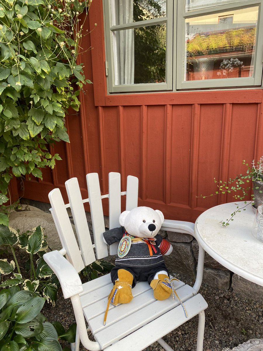 Wonderful to welcome <a href="/cblackst/">Cindy Blackstock</a> and <a href="/SpiritBear/">Spirit Bear</a> to #mariefred in #Sweden for #WorldsChildrensPrize week! He looks comfy and ready to represent <a href="/CaringSociety/">First Nations Child & Family Caring Society</a> and #Indigenous children in svools and at #Gripsholmscastle