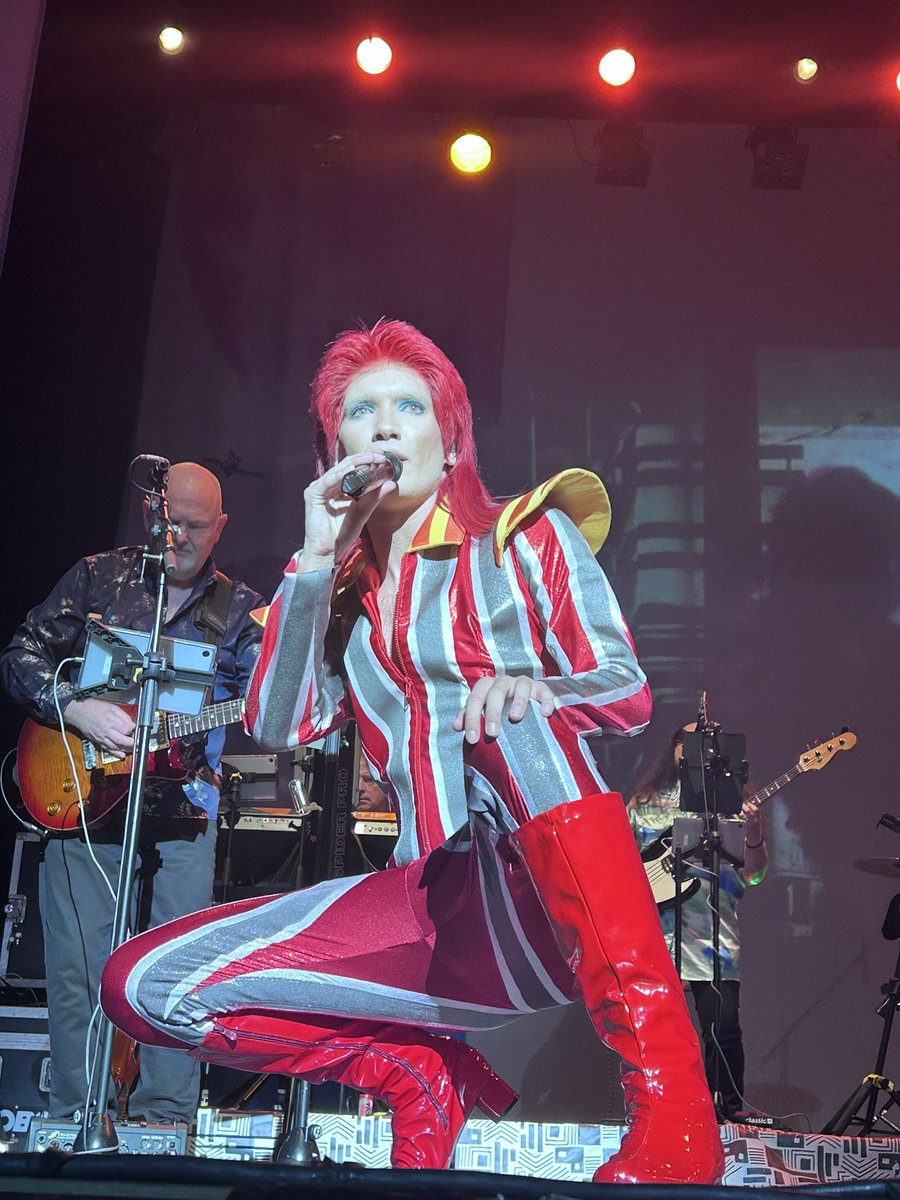 LizziexMay's tweet photo. Just incredible. @bowieexperience #bowiexperience ⚡️⚡️👩🏻‍🎤👩🏻‍🎤 https://t.co/eQdtnChSi3