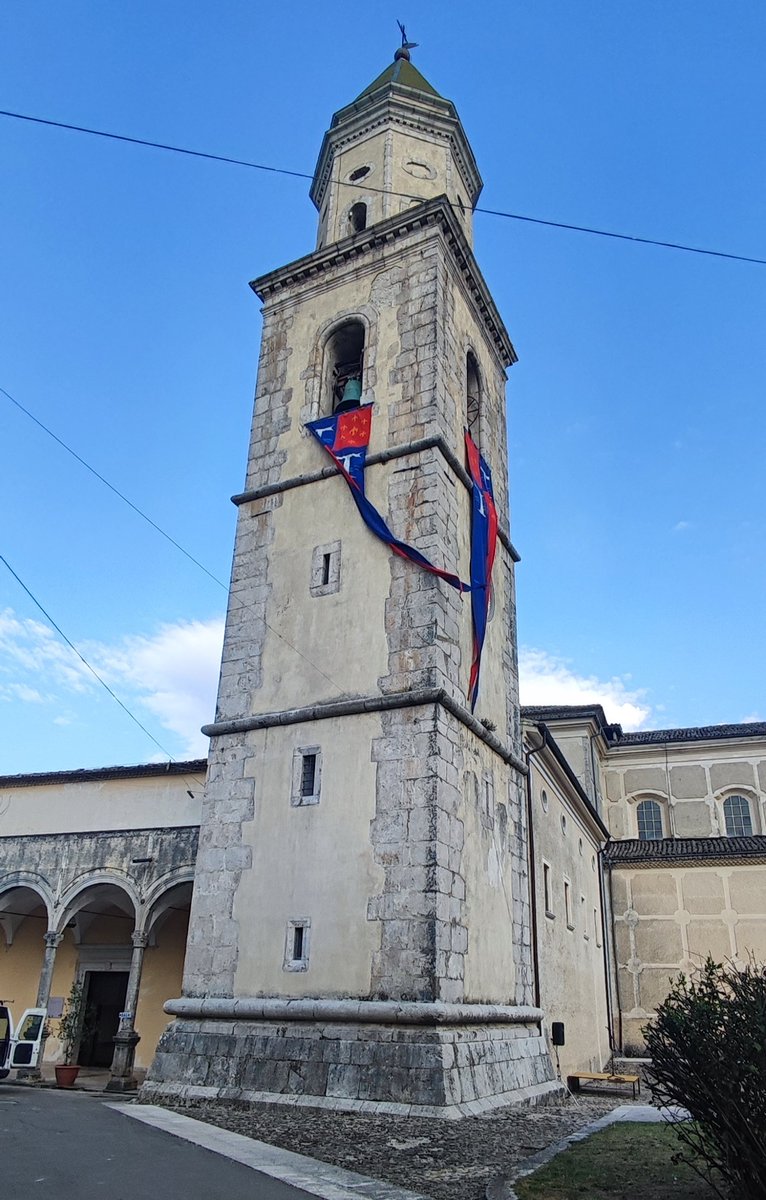 forte2005's tweet photo. Un faro ci vuole, per non perdere la rotta, per potersi orientare nella nebbia, per offrire riparo ai colombi ma pure alle tortore. Per avere l'impressione di poter salire in alto e guardare da un'altra prospettiva. Un campanile, come un faro, è necessario per potersi ritrovare https://t.co/NyfBdfuaMg