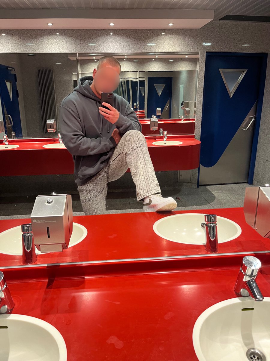 MasterKonrad1's tweet photo. Pucuj te buty frajerze! https://t.co/0dVZL0zfFS