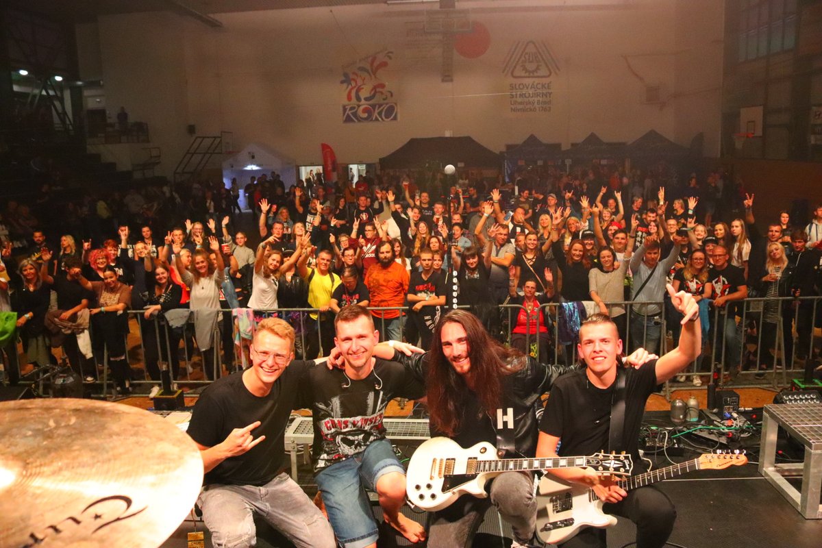 Horizont (@horizontoffi) on Twitter photo 🖤DĚKUJEME BRODE🖤
Chtěli bychom vám moc poděkovat za včerejší akci.
Všem co jste dorazili už v 8 na naši kapelu a všem, co jste vůbec dorazili. Zároveň ještě děkujeme týmu organizátorů Uherskobrodské poutě, kteří akci měli perfektně zvládnutou👌🖤 <a href="/Rybicky_48/">Rybičky 48</a> 
 #czechmusic 🖤DĚKUJEME BRODE🖤
Chtěli bychom vám moc poděkovat za včerejší akci.
Všem co jste dorazili už v 8 na naši kapelu a všem, co jste vůbec dorazili. Zároveň ještě děkujeme týmu organizátorů Uherskobrodské poutě, kteří akci měli perfektně zvládnutou👌🖤 <a href="/Rybicky_48/">Rybičky 48</a> 
 #czechmusic