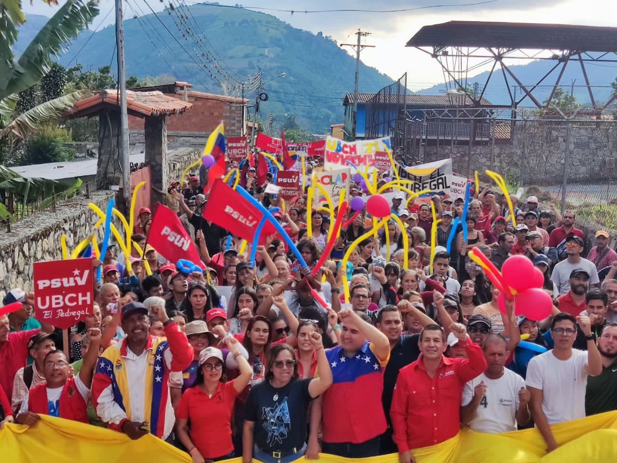 NicolasMaduro's tweet photo. El pueblo del municipio Santos Marquina en el estado Mérida, se movilizó por la Paz de Venezuela. ¡Qué alegría verlos movilizados, con conciencia histórica y amor patrio! ¡Les abrazo pueblo amado! https://t.co/VKX8gygVm9