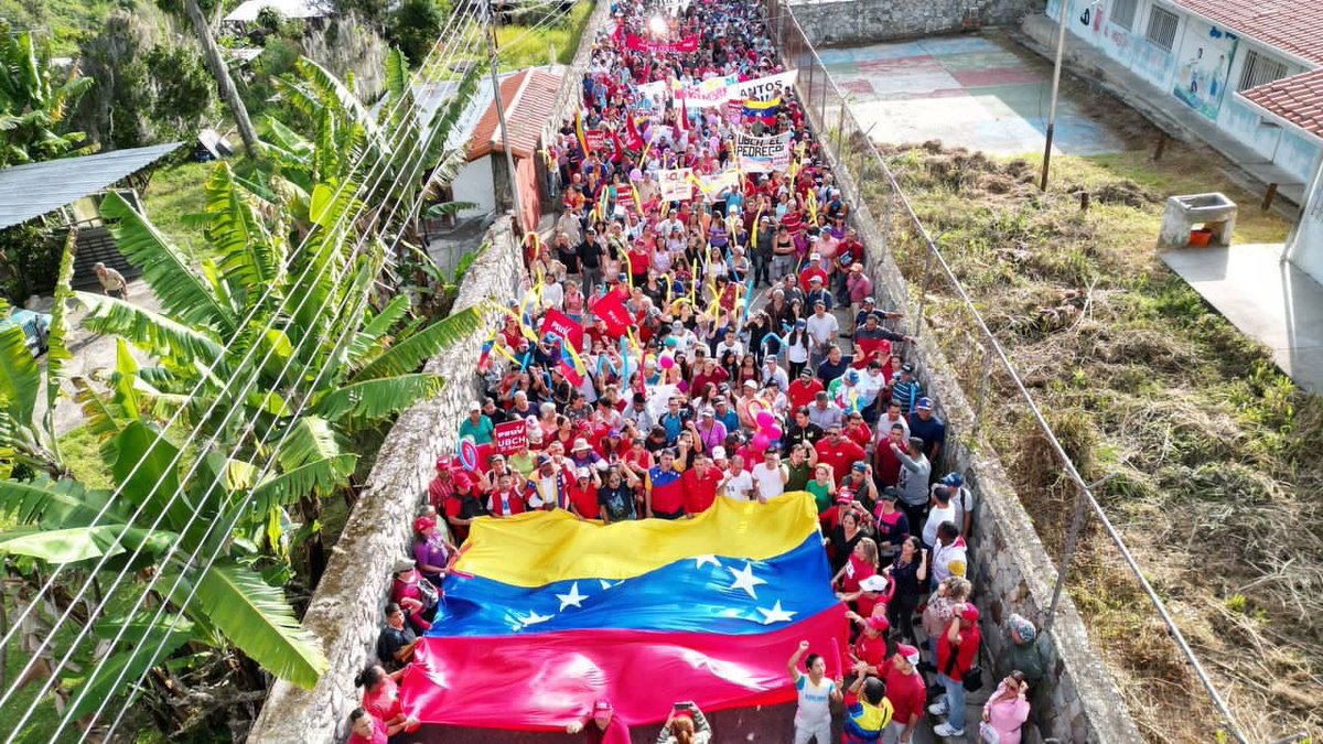 NicolasMaduro's tweet photo. El pueblo del municipio Santos Marquina en el estado Mérida, se movilizó por la Paz de Venezuela. ¡Qué alegría verlos movilizados, con conciencia histórica y amor patrio! ¡Les abrazo pueblo amado! https://t.co/VKX8gygVm9
