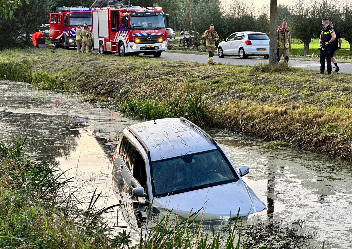 Door @vrutrecht opgeroepen voor een melding auto te water langs de Geer in #Nieuwland. Samen met de collega’s van brandweer Meerkerk de bestuurder in veiligheid gebracht. (Foto: @112Glasstadnl)