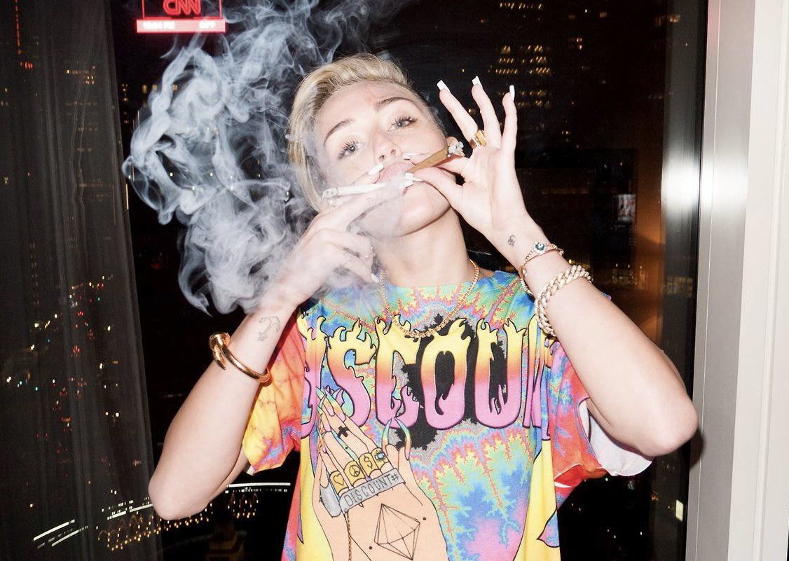 lohanisgod's tweet photo. miley cyrus had danced on a stripper pole at the teen choice awards, lost a walmart deal because she smoked salvia out of a bong, kicked off the cast of ‘Hotel Transylvania’ for licking a penis cake, and released bangerz at 20. ur good girl! https://t.co/gC68LtrWJa