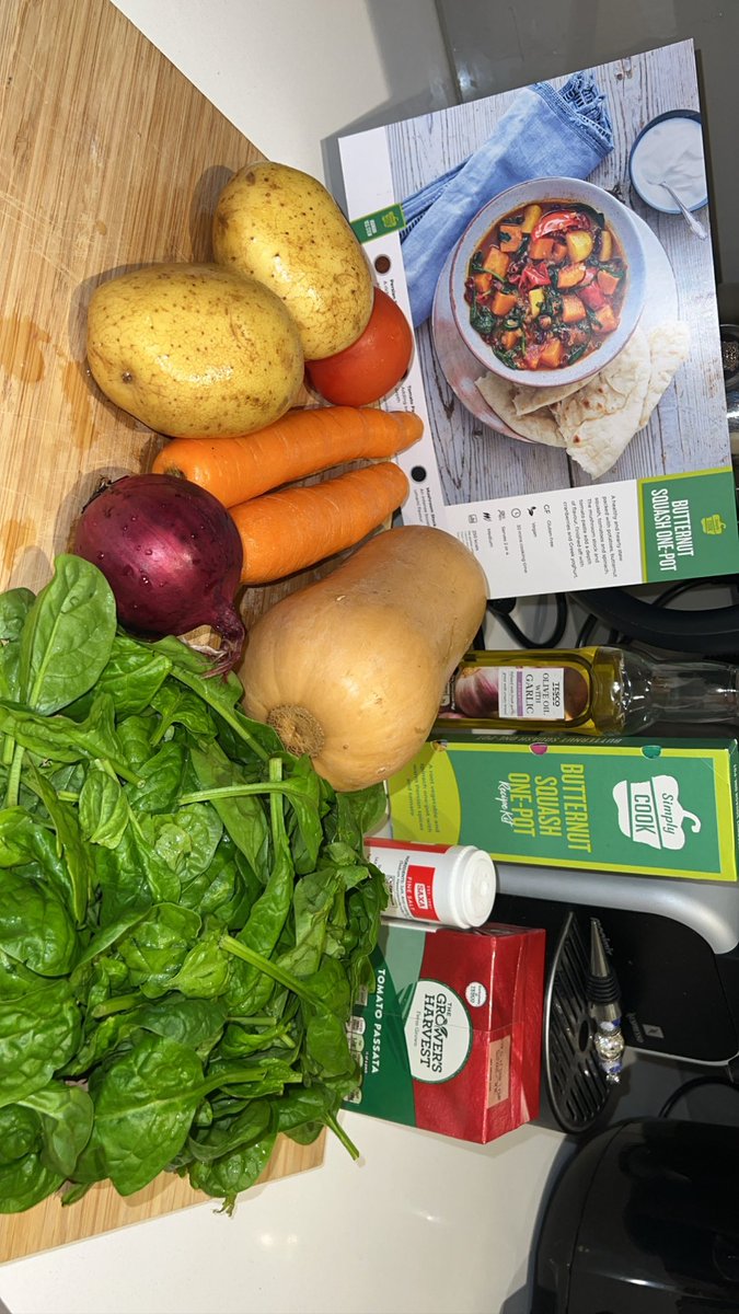 MantateQueeneth's tweet image. I did a Tito Mboweni today🤭

The #butternutsquash recipe was inspired by @simplycook and I loved how it came out. Totally enjoyed it🫶🏾

Out here cooking for myself until my soulmate takes over the chore because a man must😂Ok I’m joking.🤭

#SundayMeal #HealthyMeals