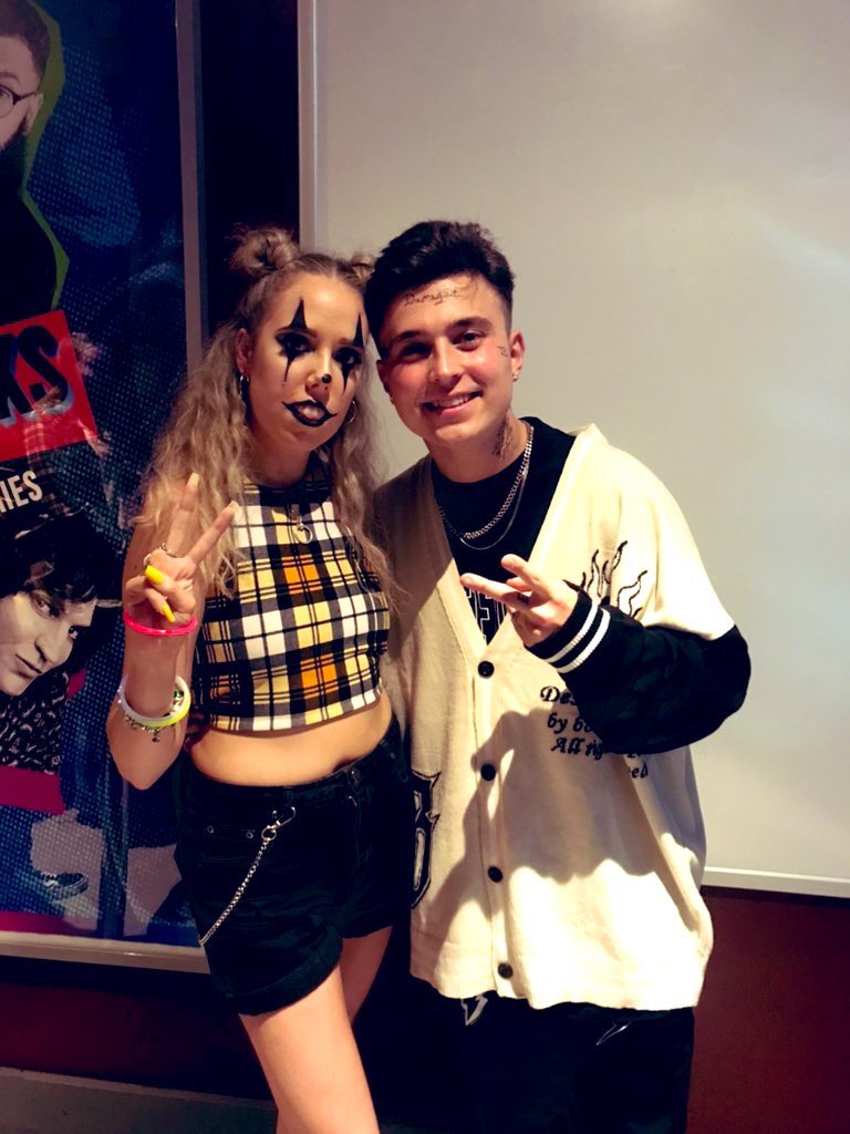 Gibsonsbabe's tweet photo. A big happy birthday to one of the lights in my life, hope you had the best day ever B! 
Get ya but back on tour I miss you and need more pics lols 😂. X https://t.co/rNhvu7GgMg