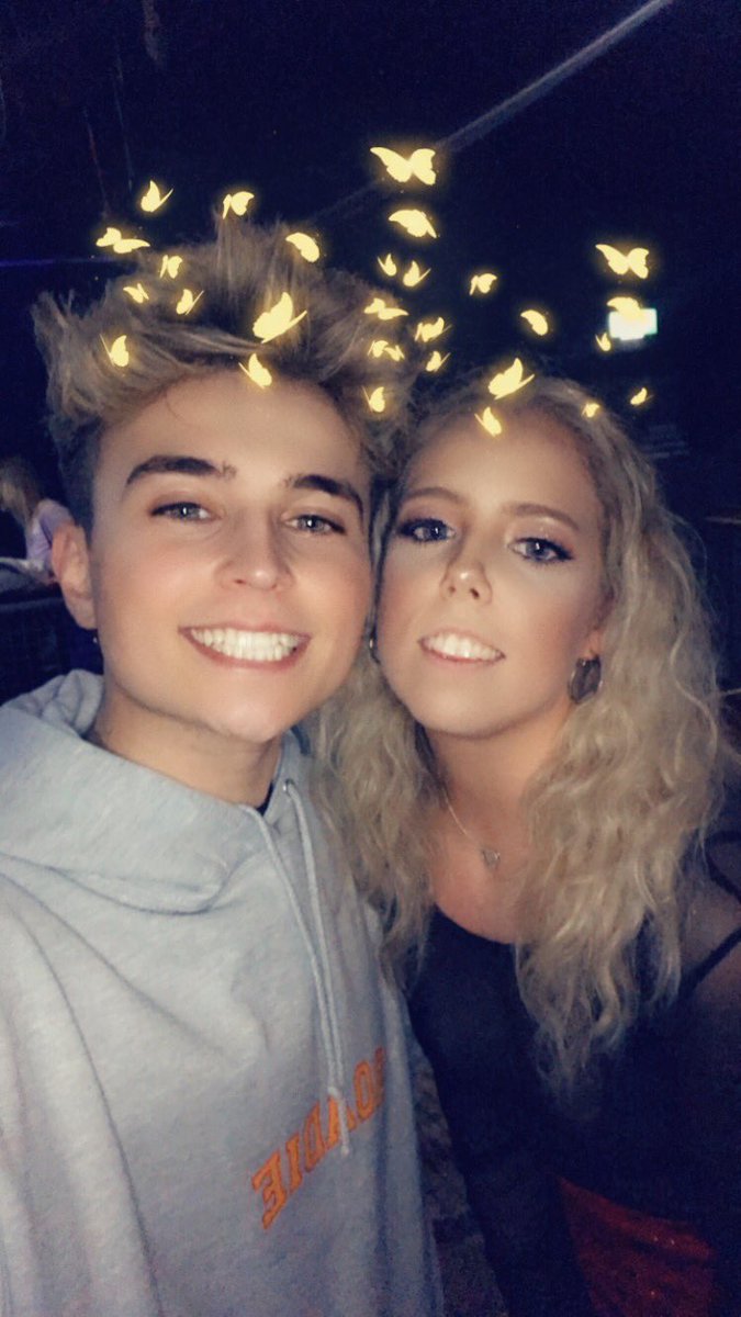 Gibsonsbabe's tweet photo. A big happy birthday to one of the lights in my life, hope you had the best day ever B! 
Get ya but back on tour I miss you and need more pics lols 😂. X https://t.co/rNhvu7GgMg