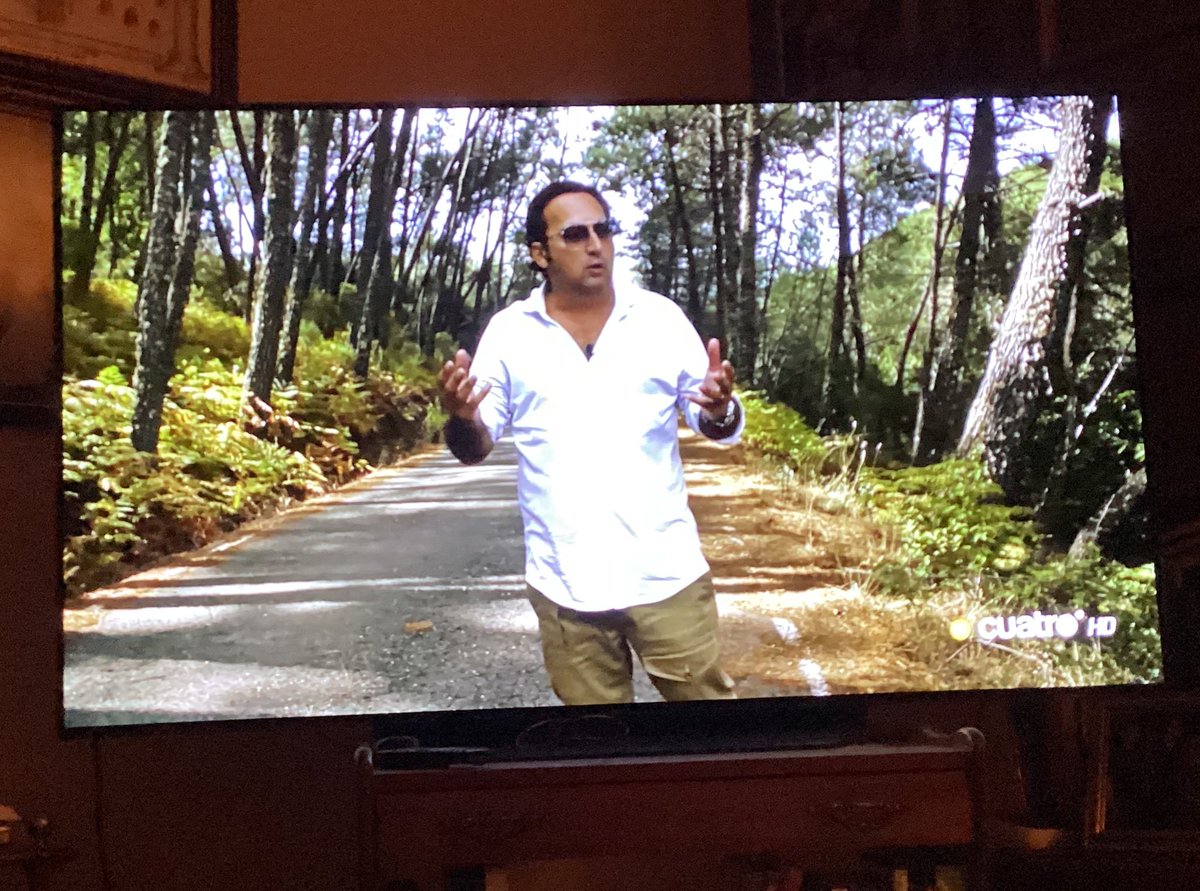 Comienza #cuartomilenio con otra zona de las Hurdes.
Es genial ver  a Iker presentar todo esto como el clásico reportero en el lugar de los hechos 📽