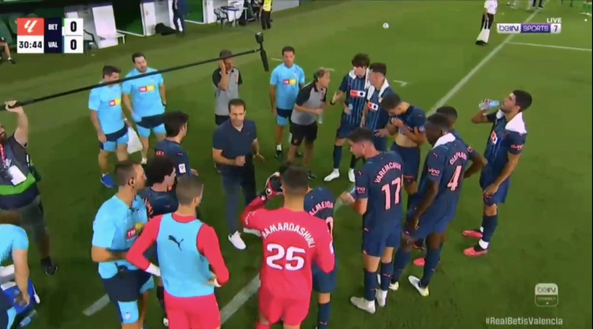 🗣️ حديث باراخا للاعبيه في الإستراحة :" ثلاث حاجات اريد ان اخبركم بهم، يجب ان نضغط أكثر على الكرة، و يجب ان نتحول من الدفاع إلى الهجوم بسرعة، فران و ألميدا، اضغطوا بقوة على الكرة لكي لا يسددوا "