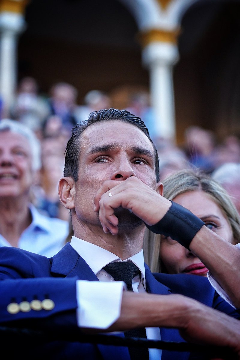 Cuando los dioses se van, lloran las leyendas.

Manzanares en la última vuelta al ruedo del Juli.

<a href="/elJuli/">El Juli</a> 
<a href="/JMManzanares/">JM Manzanares</a>