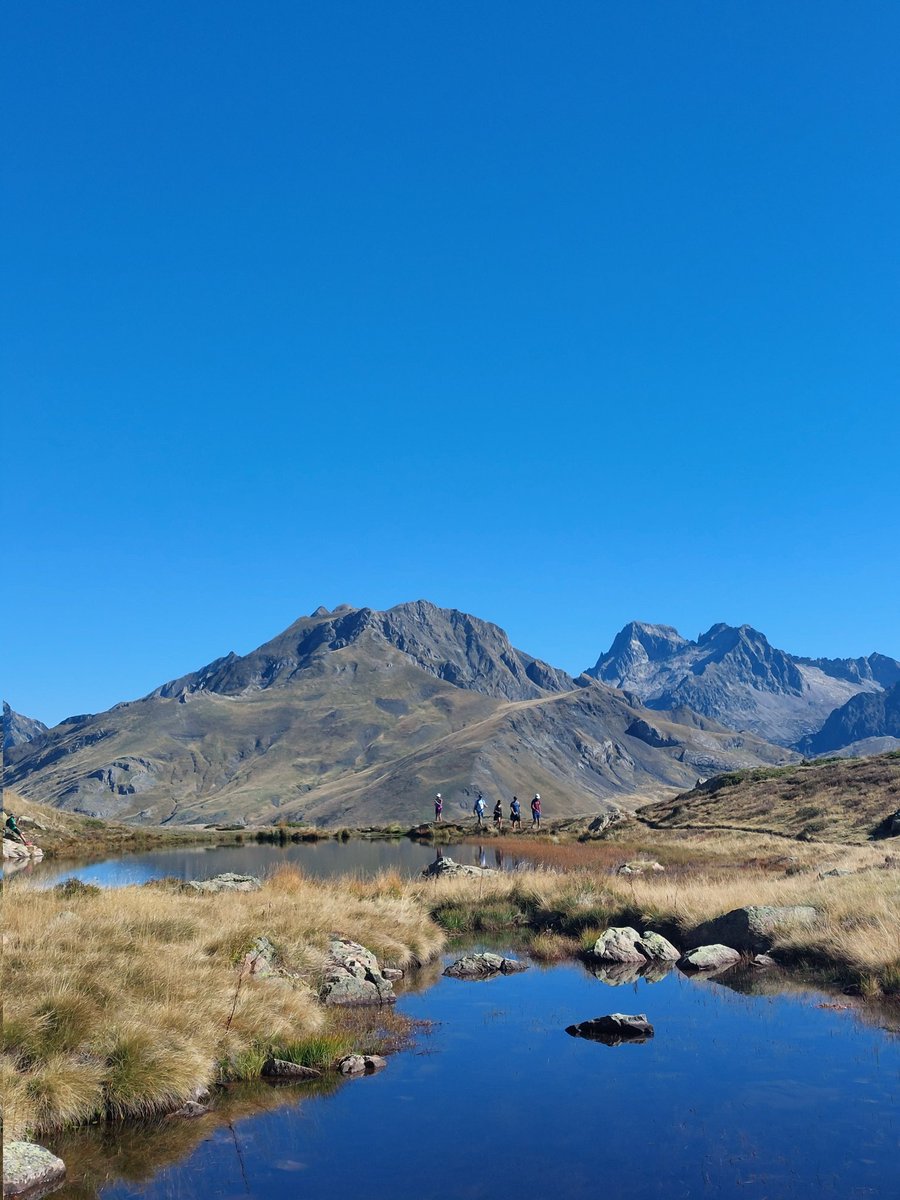 oliguapi's tweet photo. Chalet bat pirineoetan ☀️ https://t.co/3f2OluSt7Z