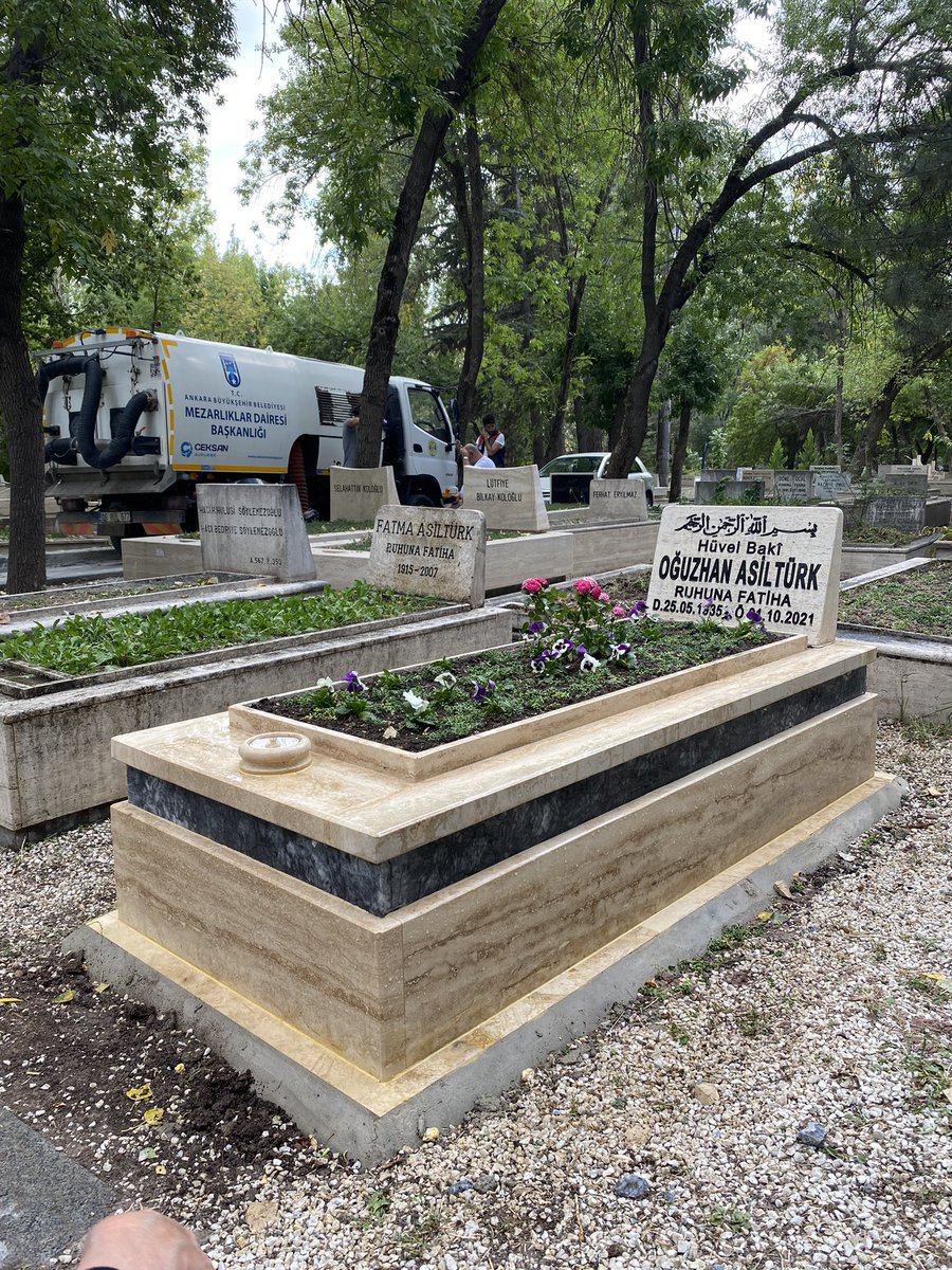 Müminler içinde Allah’a verdikleri sözde duran nice erler var.  İşte onlardan kimi sözünü yerine getirip o yolda canını vermiştir. Ahzap 23