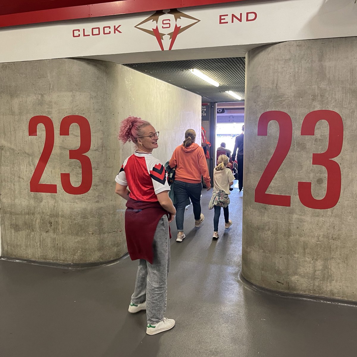 Beautiful and packed 🏟️ #BarclaysWSL is backkkk ⚽️ #weretheclockend <a href="/bellyboo27/">Dannii Titmuss-Morris</a>