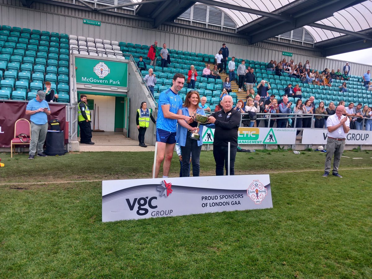 Today's winning captains and representatives of our competition sponsors: 🏆 Bryan Flynn (@DulwichHarps) with Jimmy Creedon of @ToureenGroup 🏆 Daragh Daly (@WandsworthGaels) with Shauna Daily of @VGCGroup Thank you to both sponsors for their continued support for London GAA.